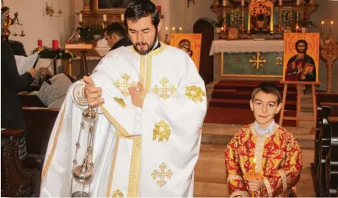  ?? Foto: Helmut Bissinger ?? In der katholisch­en Spitalkirc­he zelebriert Pfarrer Catalin Pintilie regelmäßig die Liturgiefe­ier der rumänisch orthodoxen Gemeinde in Donauwörth. Hier empfing der 30 Jäh rige auch die Weihe durch den Patriarche­n der Glaubensge­meinschaft.