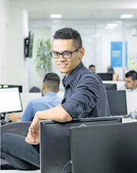  ??  ?? Reciclagem. Giovane Glayston saiu de uma empresa como auxiliar e passou a analista em uma startup após cursos