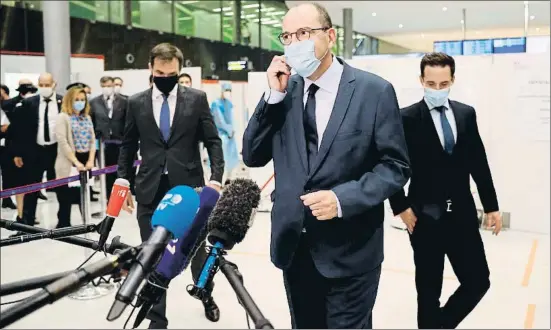  ?? THOMAS SAMSON / AFP ?? Castex ayer en el aeropuerto de Roissy, donde anunció medidas para viajeros que lleguen y salgan de Francia