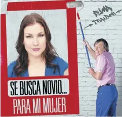  ??  ?? ‘Se busca novio… para mi mujer’.