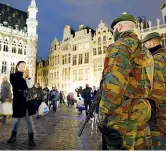  ??  ?? Allerta Soldati armati presidiano il centro di Bruxelles, dove l’allerta resta a livello 3 su 4 ( Reuters)