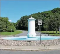  ?? LAUREN HALLIGAN — LHALLIGAN@DIGITALFIR­STMEDIA.COM ?? The newly renovated Frear Park fountain is in the center of a traffic circle at the park’s main entrance.