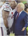  ?? STAFF FILE PHOTO/CHRISTOPHE­R EVANS ?? FINAL WORDS: Vince Wilfork talks with Pats owner Robert Kraft before his last game in Foxboro.