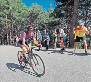  ??  ?? DOMINADOR. Sosa se marchó en solitario en el kilómetro final de las Lagunas para ganar etapa y general.