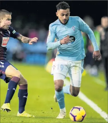  ??  ?? DESEQUILIB­RIO. Boufal es el único jugador de LaLiga capaz de acercarse al número de regates de Messi.