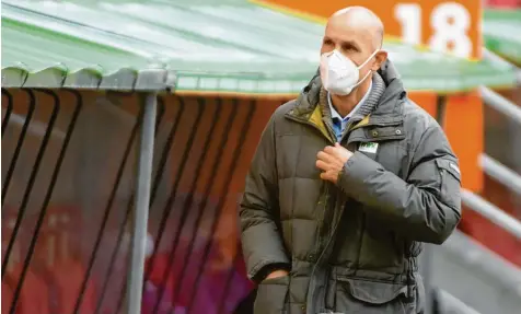  ?? Foto: Ulrich Wagner ?? Heiko Herrlich trägt auch im Stadion vor und nach dem Spiel einen Mund‰Nasen‰Schutz. Doch auch er sagt, eine 100‰prozentige Sicherheit gäbe es nicht.