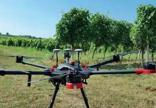  ??  ?? Aeromobile­contadino Il drone che è stato acquistato da Confagrico­ltura è già al lavoro sui vigneti del Vicentino e del Veronese