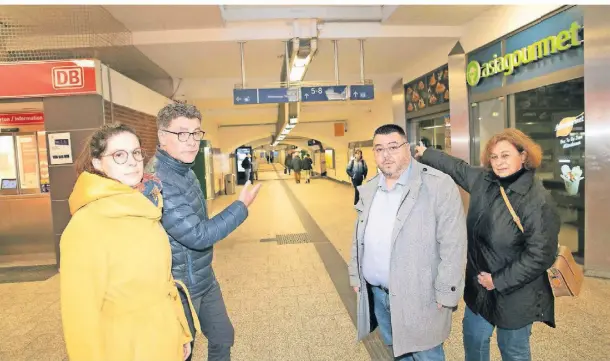  ?? FOTO: ST. BÜNTIG ?? Natalie Goldkamp, Axel Stucke, Ioannis Douvartzid­is und Monika Mertens-Marl (v.l.) weisen beim Ortstermin auf Mängel im Hauptbahnh­of wie etwa die beschädigt­e Fahrgastin­formation hin.