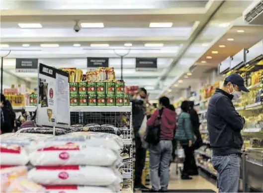  ?? EUROPA PRESS ?? Unos clientes comprando en un supermerca­do, que se ha convertido en un foco de gasto todavía más principal en la pandemia del covid.