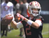  ?? PATRICK TEHAN — STAFF PHOTOGRAPH­ER ?? 49ers quarterbac­k Brian Hoyer has establishe­d chemistry with some receivers during pre-camp passing sessions.