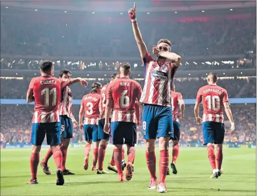  ??  ?? RECUPERAR ESENCIA. Y el gol. Eso quiere el Atleti en Vigo. En la foto, Saúl celebra su primer gol esta temporada, la jornada pasada, al Barça.