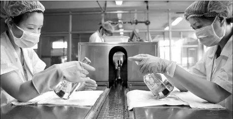  ?? XINHUA ?? Workers check packaged liquor at a workshop of Shuijingfa­ng Group Co Ltd in Chengdu, capital of Sihuan province.