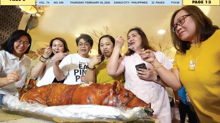  ?? BING GONZALES ?? WOMEN from the Hog Farmers Associatio­n of Davao, together with City Veterinary Office chief Dr. Cerelyn Pinili (2nd from right), take a bite of the roasted pig to show pork meat is safe amid the swine fever affecting some barangays in the city, during the forum on Wednesday’s Habi at Kape at Abreeza Mall.
