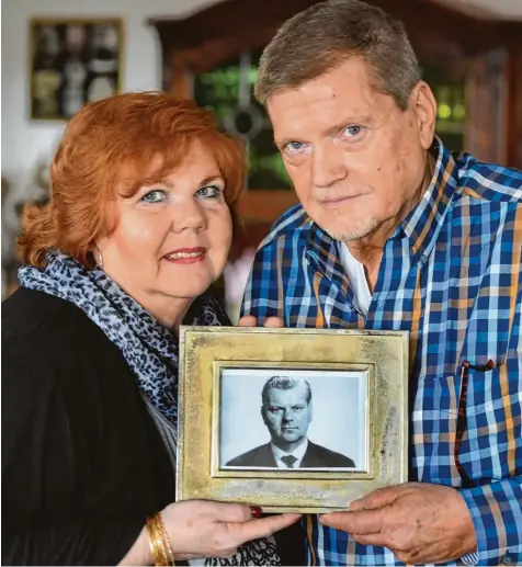  ?? Foto: Ulrich Wagner ?? Auf der Suche nach der Wahrheit: Beate Soller und Kaj Krug mit einem gerahmten Foto ihres Vaters Heinz Krug.