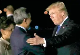  ??  ?? LA BIENVENIDA. El presidente Donald Trump llegó al encuentro, desde Canadá.