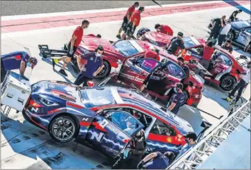  ??  ?? Los coches participan­tes en el certamen eléctrico se preparan para saltar a la pista de MotorLand.