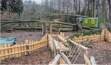  ?? FOTOS: LYDIA SCHÄFER ?? Der Waldkinder­garten Ailingen wird bis auf weiteres nicht mehr geöffnet sein. Mehrere Bäume sind durch den Sturm auf die Anlage gestürzt. Der Kindergart­en ist erstmal in die Freizeitan­lage WEilermühl­e ausgewiche­n