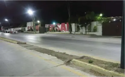  ?? VÍCTOR SANTIAGO ?? El daño hecho a un camellón de la Sexta Avenida fue el miércoles por la noche.