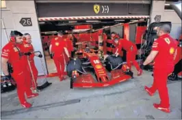  ??  ?? El Ferrari de Leclerc, durante los test de pretempora­da en Barcelona.
