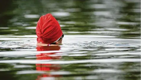  ?? Foto: Thomas Warnack, dpa (Symbolbild) ?? Laut der Deutschen Lebens-rettungs-gesellscha­ft ist im Schnitt die Hälfte der Menschen, die in Bayern ertrinken, älter als 65 Jahre. Gesundheit­liche Probleme und Selbstüber­schätzung sind besonders häufige Ursachen.