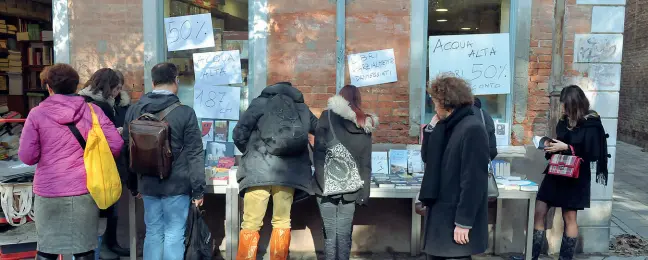  ?? Libri bagnati ?? in svendita Librerie, supermerca­ti, negozi di scarpe e vestiti hanno messo in vendita le merci bagnate con sconti fino all’80 per cento (foto Vision)