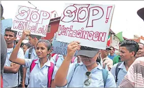  ??  ?? Aan de protestact­ies die gisteren zijn gehouden in de binnenstad, deden ook scholieren mee. (Foto: MP)