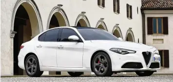  ??  ?? Ganz in Weiß …: Die Alfa Romeo Giulia ist eine hübsche italienisc­he Braut.