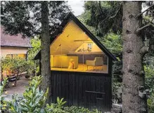  ??  ?? Einem alten Schuppen im Wienerwald wurde mit etwas Dämmung neues Leben eingehauch­t. Die Belüftung erfolgt durch eingebaute Klappenfen­ster
