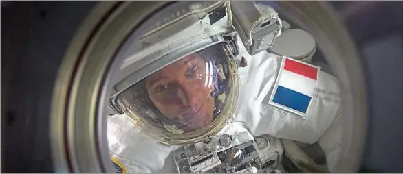  ??  ?? Première sortie dans l’espace de Thomas Pesquet, le 13 janvier 2017, lors de son séjour dans la Station spatiale internatio­nale (ISS).