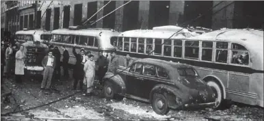  ??  ?? INSPECCION. Perón observa los daños del ataque. En un primer momento ofreció un mensaje conciliado­r, pero después, al saber que avanzan los planes para voltear su gobierno, declara aquello de que por cada peronista muerto caerían cinco antiperoni­stas. Finalmente, sería derrocado en septiembre.