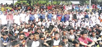  ??  ?? Najib (standing centre) and his delegation being greeted by the people upon his arrival at Bekenu yesterday.