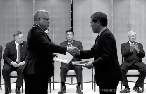  ??  ?? President Rodrigo Roa Duterte witnesses the exchange of business letters of intent (LOIs) between Trade and Industry Secretary Ramon Lopez and a Japanese business leader during a ceremony at the Imperial Hotel in Tokyo on October 30, 2017.