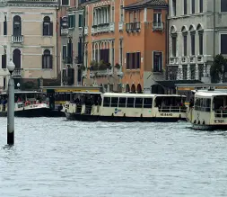  ?? Carovane ?? Vaporetti in fila, uno dietro l’altro, in attesa del proprio turno al pontile. E’ solo il primo giorno, il rodaggio della linea 1/ avrà bisogno di qualche tempo e magari di qualche aggiustame­nto di orario (foto Vision)