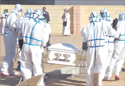  ?? Photo: Eveline de Klerk ?? Sad moment… A Covid-19 burial at Walvis Bay last year.