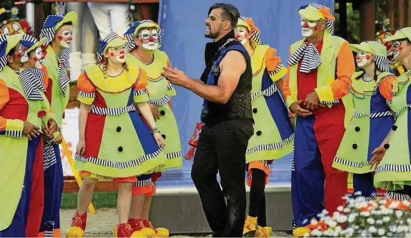  ?? FOTOS (): JENSEN ZLOTOWICZ ?? Hauptdarst­eller Denny Schmidt als Hamlet umringt von Clowns in der Inszenieru­ng des Shakespear­e-klassikers durch die Gerstunger Theatergru­ppe.