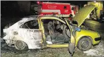  ??  ?? Auch dieser gelbe Citroen Xsara wurde ein Raub der Flammen.