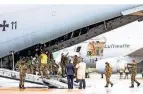 ?? FOTO: M. FRANKENBER­G/DPA ?? Soldaten steigen in ein Transportf­lugzeug, das nach Portugal fiegt.