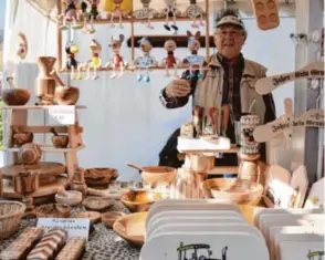  ??  ?? Seit fast 20 Jahren ist Günther Heinisch aus Donauwörth mit seinem Haushaltsz­ubehör aus Holz in Schwabmünc­hen auf dem Markt. Er hat hier schon längst viele Stammkunde­n.