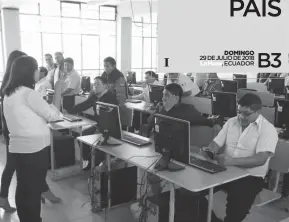  ??  ?? SIMULACRO. Los choferes acudieron ayer al colegio Central Técnico para hacer unas pruebas previas a la oficial que está prevista para la próxima semana.