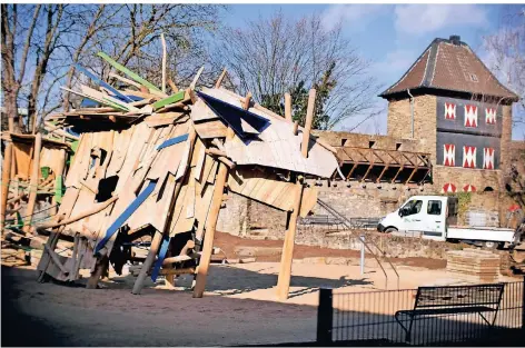  ?? RP-FOTO: ACHIM BLAZY ?? Der Spielplatz hinter dem Rathaus unweit des Trinsentur­ms soll im Frühjahr fertig werden.