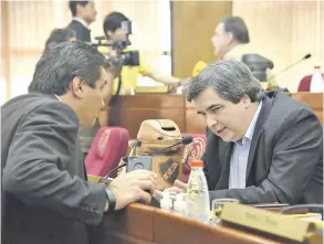  ??  ?? El senador del Frente Guasu Carlos Filizzola (der.) conversa con su colega Blas Lanzoni (PLRA, llanista) durante una de las sesiones de la Cámara Alta.