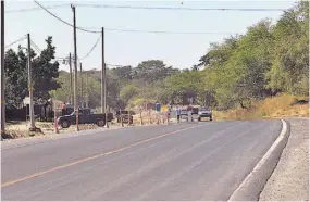  ??  ?? A cuatro carriles. La amplitud de la Litoral preocupa en San Luis Jalponguit­a, pues no habrá pasarela y el paso designado estaría a casi medio kilómetro.