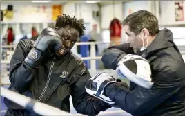  ?? (Photo Clément Tiberghien) ?? Gustave Tamba à l’entraîneme­nt avec Yannick Paget.