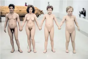  ?? ?? Den amerikansk­a konstnären Charles Rays verk ”Family romance” på Centre Pompidou – en familj där alla familjemed­lemmar är lika stora, oavsett ålder.