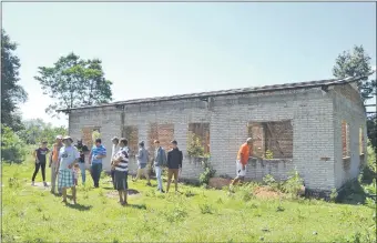  ??  ?? Un grupo de vecinos acudió hasta el predio del puesto de salud para reclamar la terminació­n de la obra.