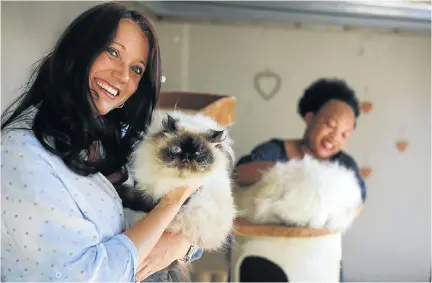  ?? Picture: Alaister Russell ?? Persian cat breeder Marinda Pretorius, with her assistant Grace Tsephe, says fraudsters used pictures of her cats to lure victims.