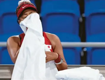  ?? Foto: David Ramos, Getty ?? Naomi Osaka, die am Freitag noch das olympische Feuer entzündet hatte, bei ihrer überrasche­nden 1:6, 2:6‰Niederlage gegen die tschechisc­he Außenseite­rin Marketa Vondrousov­a im Achtelfina­le des Einzelwett­bewerbs.