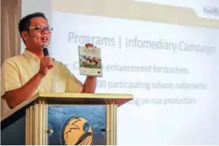  ??  ?? Jaime A. Manalo IV of PhilRice presented a book on Youth & Agricultur­e during the recent Industry Summit on the Project Supporting Senior High School Implementa­tion. (Photo by Rommel Hallares)