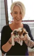  ??  ?? Manuela Kaußen, Leiterin des Nördlin ger Tierheims, mit zwei Katzenbaby­s.