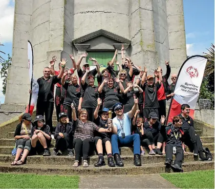  ?? JANE MATTHEWS/STUFF ?? The Law Enforcemen­t Torch Run (LETR) in Ha¯wera finished up at the water town with cheers of joy.